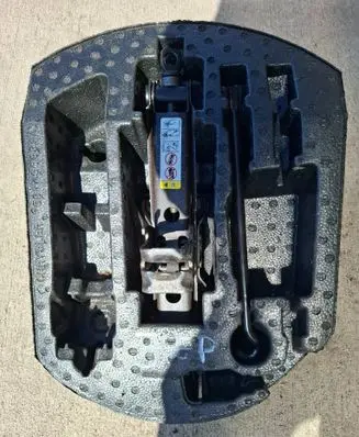 Jeep Grand Cherokee Tool set 68145663AA