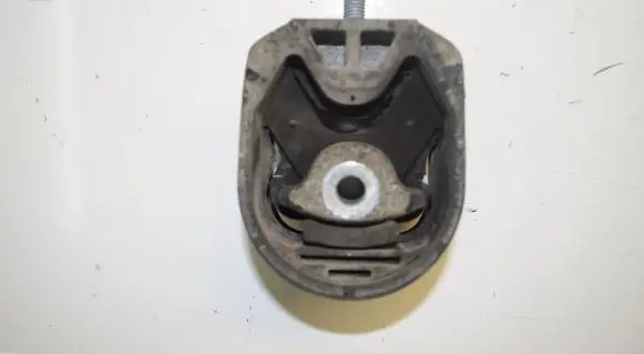 Mercedes-Benz A W169 Engine mount bracket