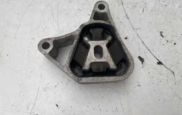 Engine mount bracket