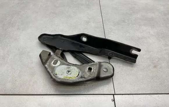 Audi A1 Engine bonnet/hood hinges 8X0823301