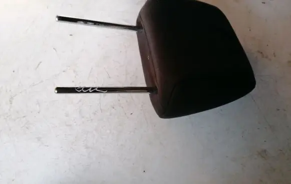 Nissan Juke I F15 Front seat headrest 