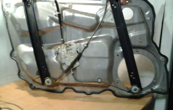 Front window lifting mechanism without motor