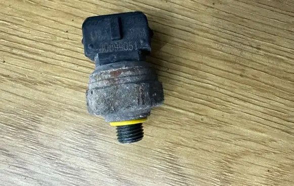 Volvo V70 Air conditioning (A/C) pressure sensor 30899051