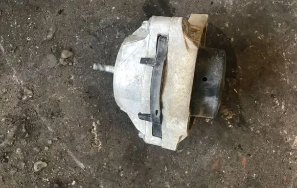 BMW 1 F20 F21 Engine mount bracket 6859407