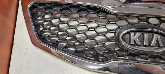 KIA Sorento Front bumper upper radiator grill 863502P000