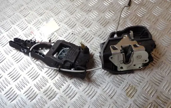 BMW 1 F20 F21 Front door lock 7229461