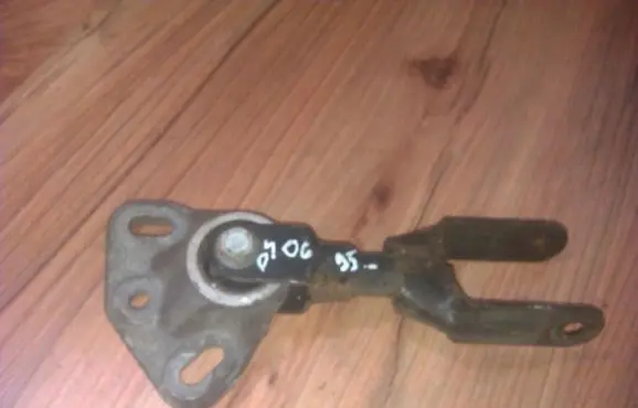 Peugeot 406 Engine mount bracket