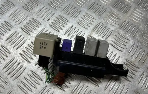 Toyota Yaris Fuse box set 8198005040