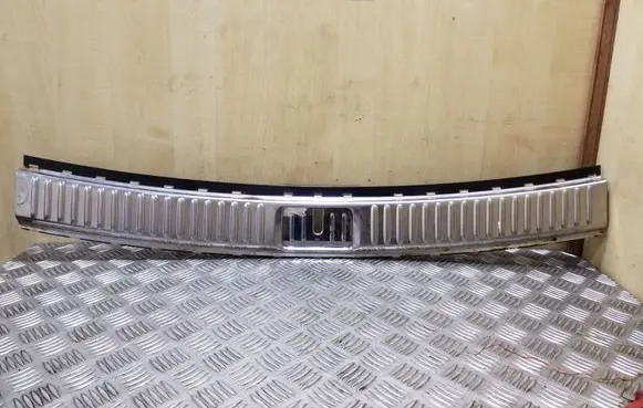 Trunk/boot sill cover protection