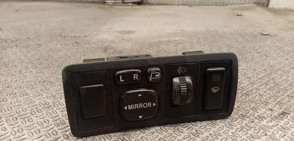 Toyota Avensis T250 Wing mirror control module 
