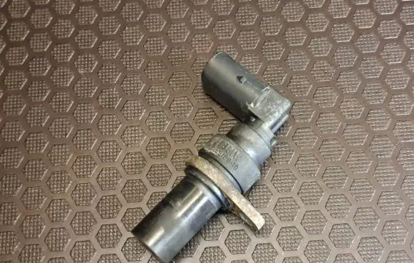 BMW 5 E39 Crankshaft position sensor 2247926 13622247926 25916010