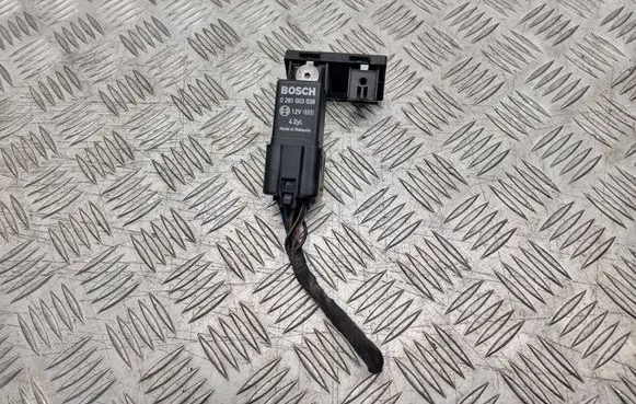 Volkswagen PASSAT B6 Glow plug pre-heat relay 0281003038