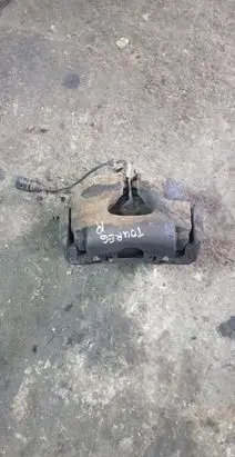 Volkswagen Touareg I Front brake caliper 