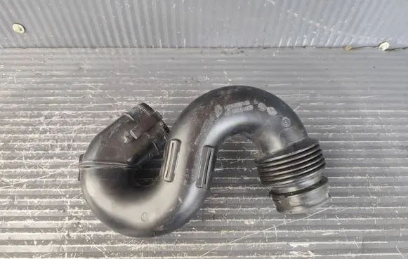 Renault Trafic III (X82) Air intake duct part 165555514R 93451665