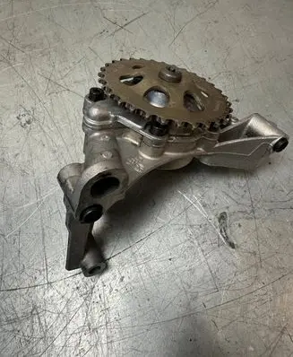Volkswagen PASSAT B5.5 Oil pump 06A115121