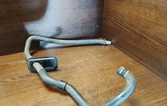 Iveco Daily 4th gen Engine coolant pipe/hose 504093733