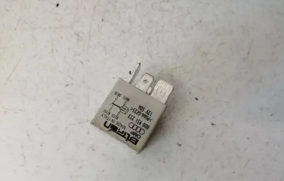Volkswagen PASSAT B5.5 Other relay 8D0951253 370