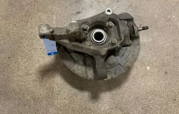 Volvo V70 Front wheel hub 9461943