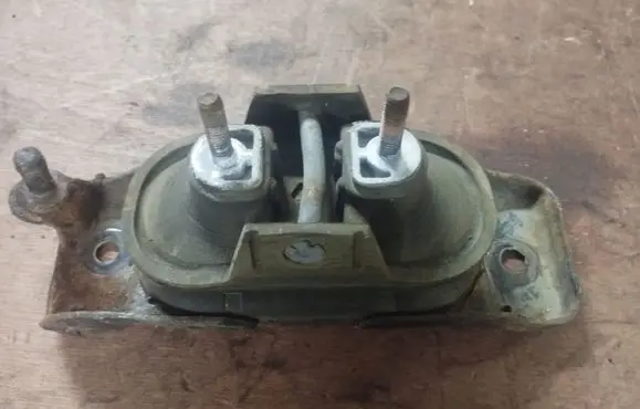 Chrysler Town & Country V Engine mount bracket 04685816AA