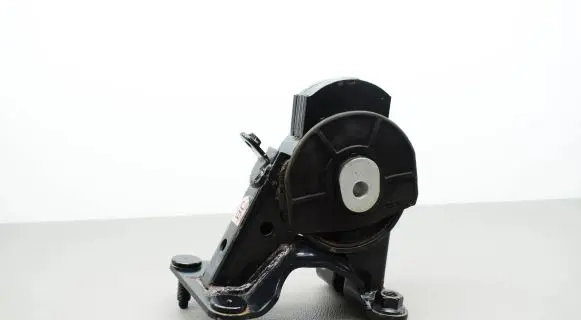 Toyota RAV 4 (XA40) Engine mount bracket