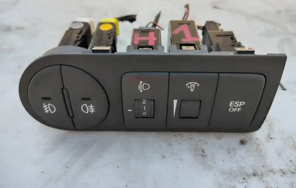 Hyundai H-1, Starex, Satellite Light switch 933104H000