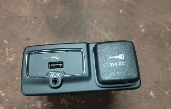 Jeep Renegade AUX in-socket connector 735604055
