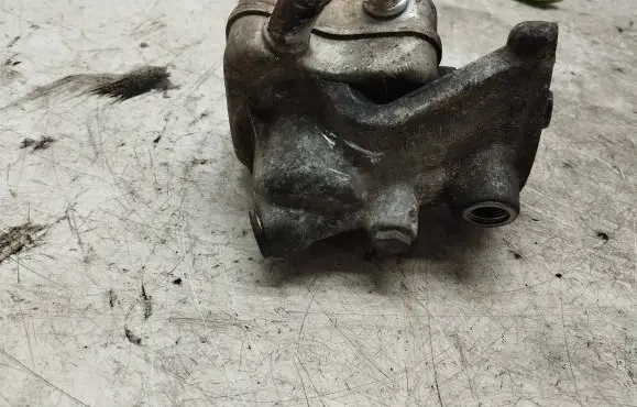 Oil filter mounting bracket