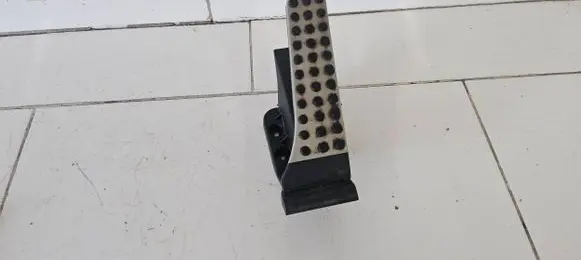 Mercedes-Benz E W212 Accelerator throttle pedal A2043000204 0851 311007
