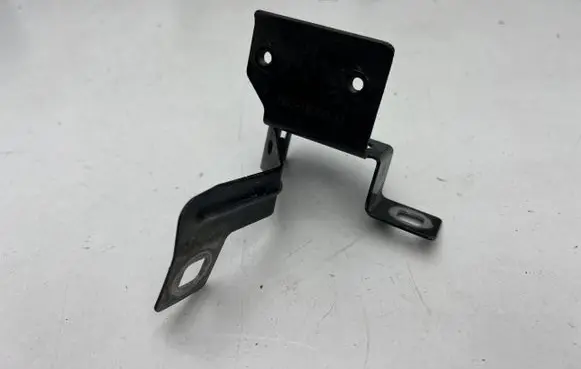 Land Rover Evoque II Fender mounting bracket K8D216E032AA
