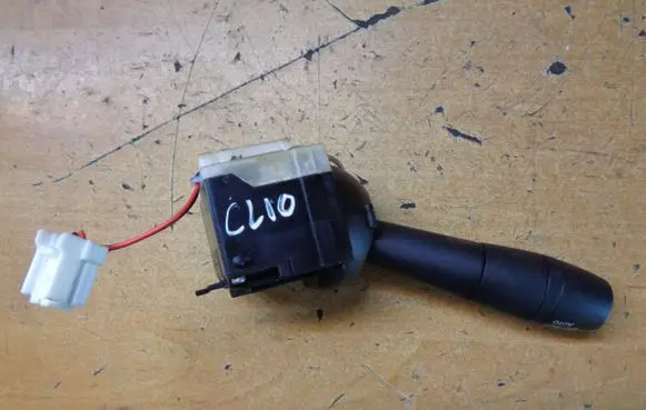 Renault Clio IV Indicator stalk E10670323