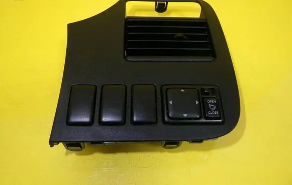 Nissan Cube Z11 Dashboard side air vent grill/cover trim 687603U000