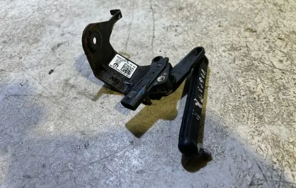 Headlight/headlamp level sensor