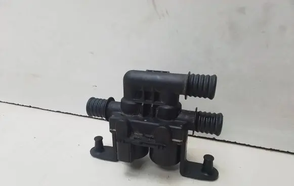 BMW 5 E60 E61 Coolant heater control valve 6931708 1147412181 040224B