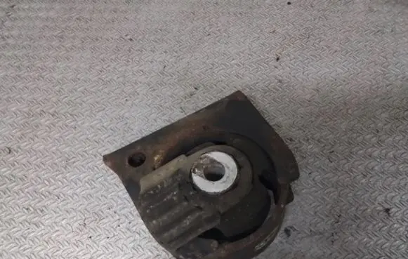 Toyota Auris 150 Engine mount bracket