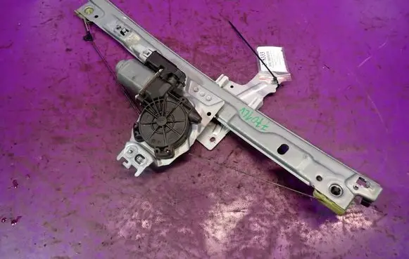 Peugeot 207 CC Front door window regulator with motor