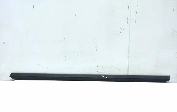 Mercedes-Benz Vito Viano W639 Front door glass trim molding 