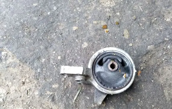 Nissan Almera Engine mount bracket