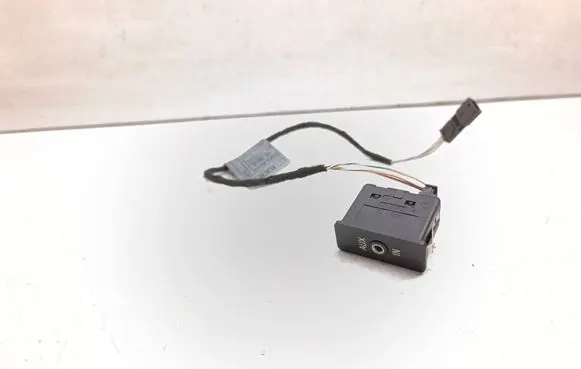 BMW 3 E90 E91 AUX in-socket connector 9172021