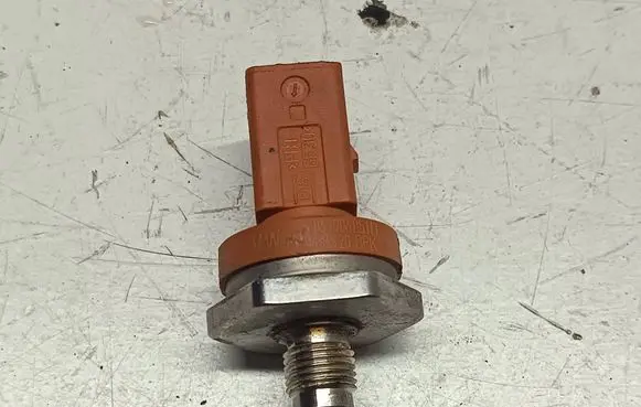 Volkswagen Tiguan Fuel pressure sensor 06J906051D