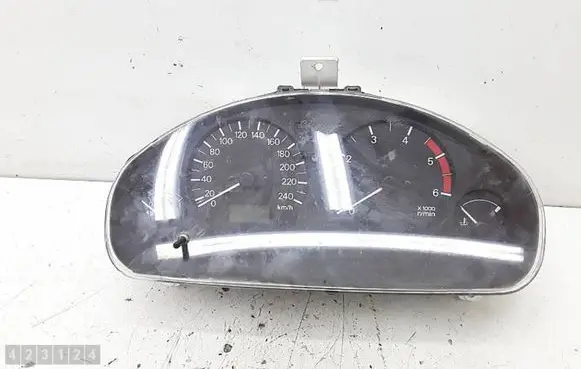 Mitsubishi Carisma Speedometer (instrument cluster) 0P0179001