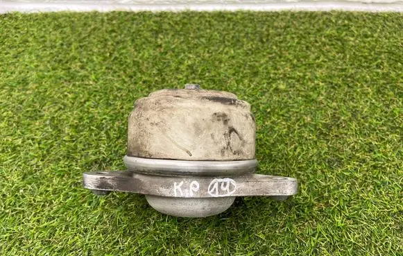 Mercedes-Benz S W221 Engine mount bracket