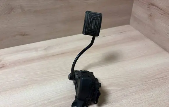 Accelerator throttle pedal