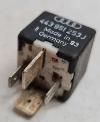 Volkswagen PASSAT B5 Other relay 443951253J