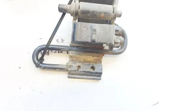 Audi A6 S6 C6 4F Rear door lower hinge 8e0833411