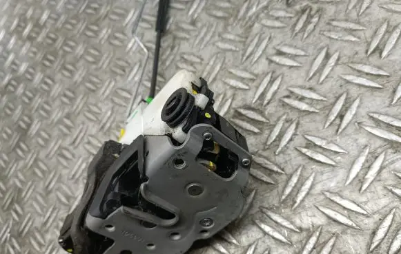 Opel Insignia A Front door lock 3023881