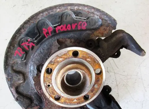 Volkswagen Polo V 6R Front wheel hub spindle knuckle