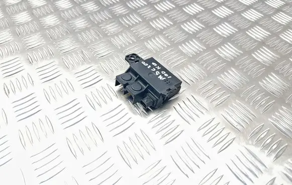 Mercedes-Benz C W204 Charging relay A0009822023 1110029