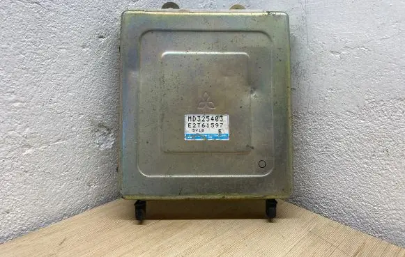 Mitsubishi Space Runner Engine control unit/module MD325403 E2T61597