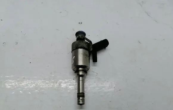 Skoda Octavia Mk3 (5E) Fuel injector 06L906036C