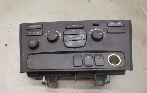 Volvo V70 Climate control unit 8691876